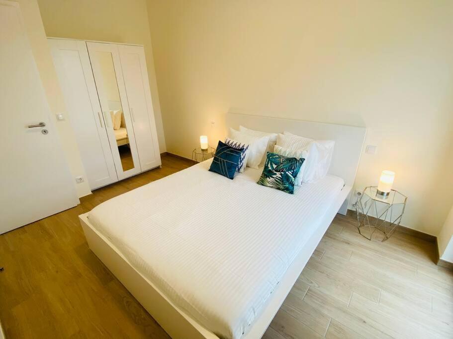 New 2023 One Bedroom Flat W Free Parking Apartment